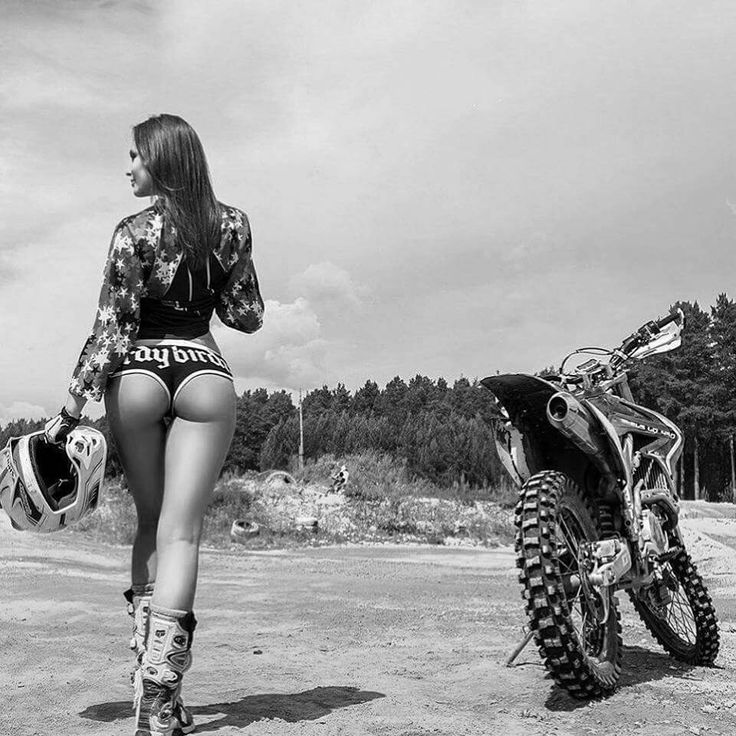 Beautiful girls and motorcycles in Zhaotong