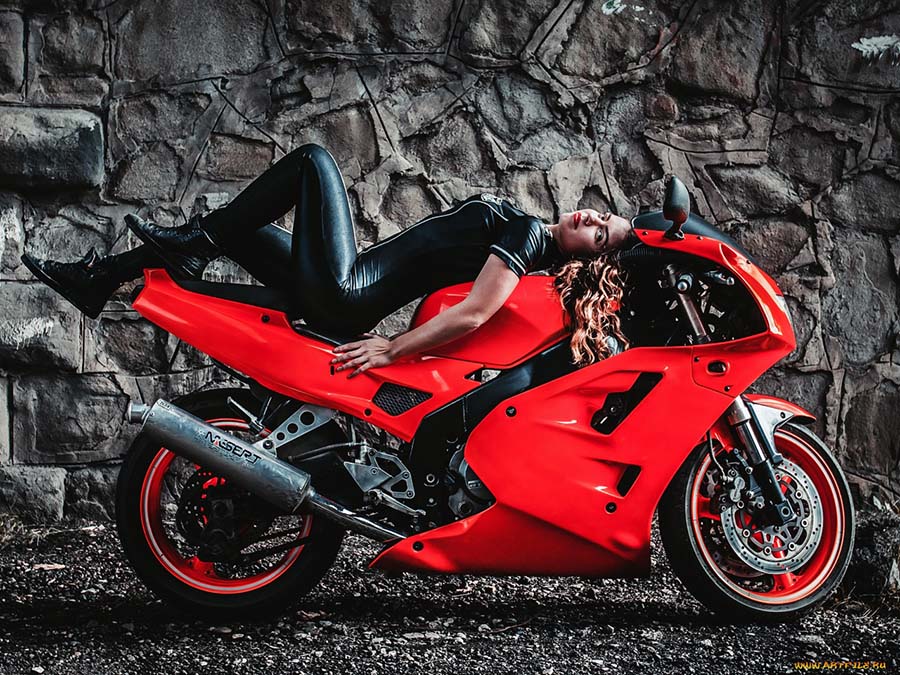 Beautiful girl Beautiful girls and motorcycles in Zhaotong