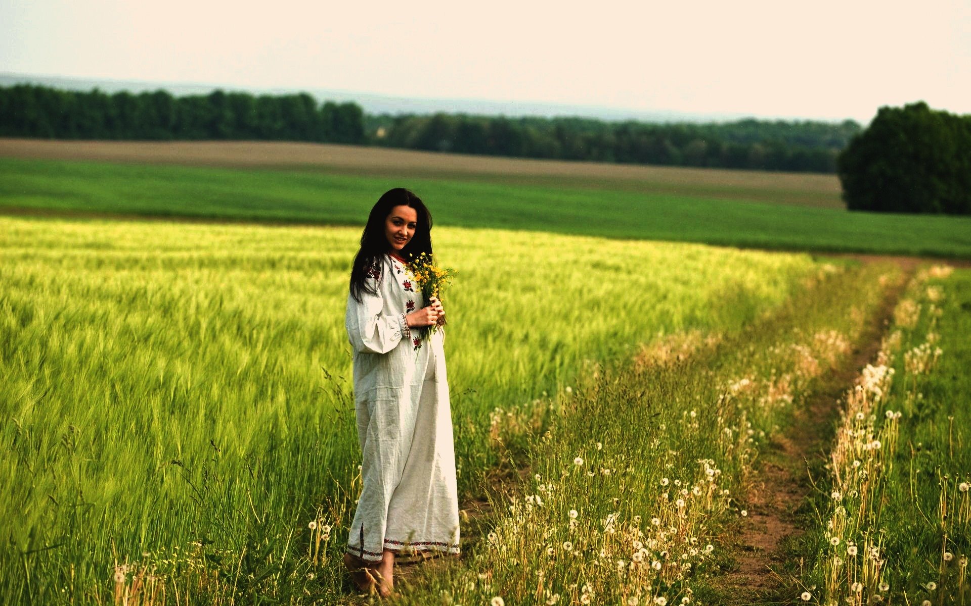 Women in Slavic costumes in Zhaotong