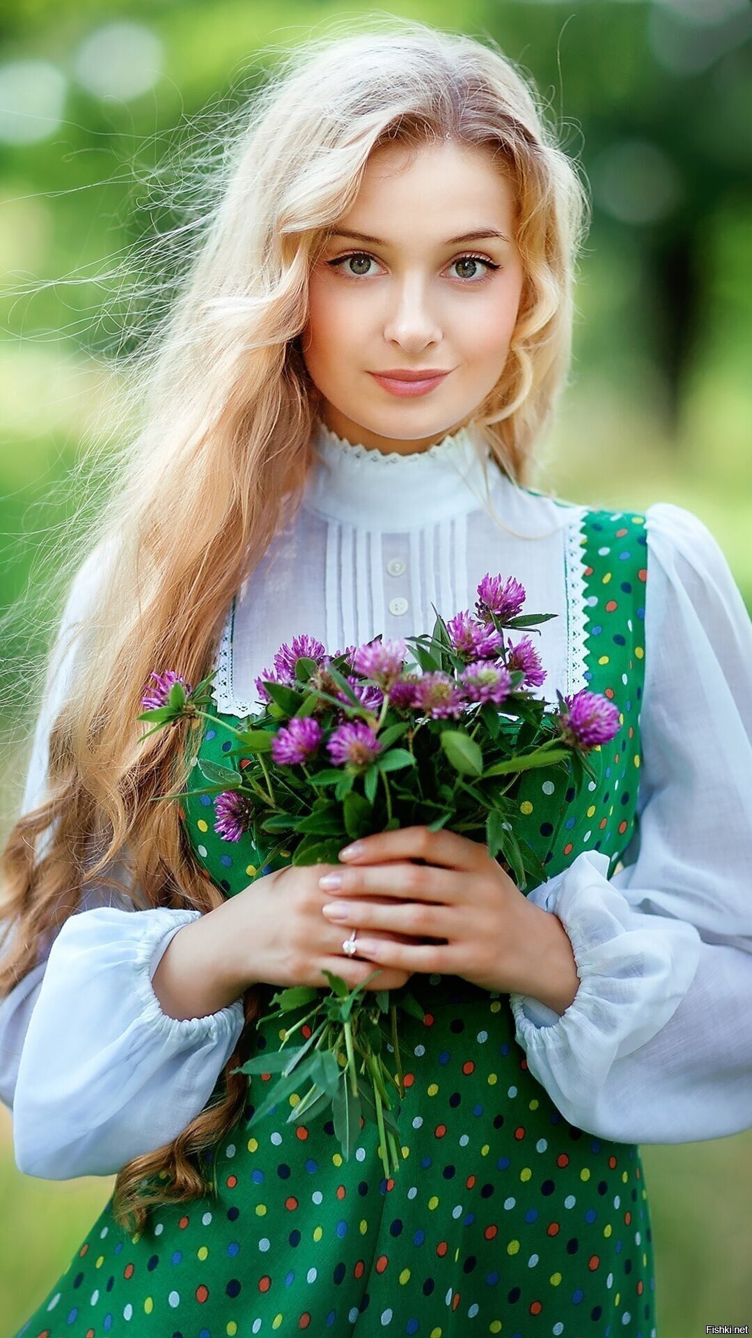 Girls in Slavic costumes in Zhaotong